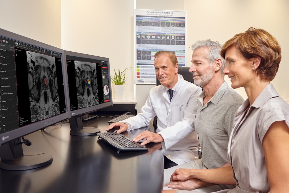 Arzt zeigt einem Patienten die KI-gestützte MRT-Analyse am Bildschirm in der ALTA Klinik