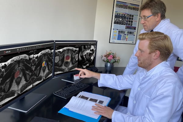 Radiologe analysiert MRT-Bilder zusammen mit KI-Auswertung