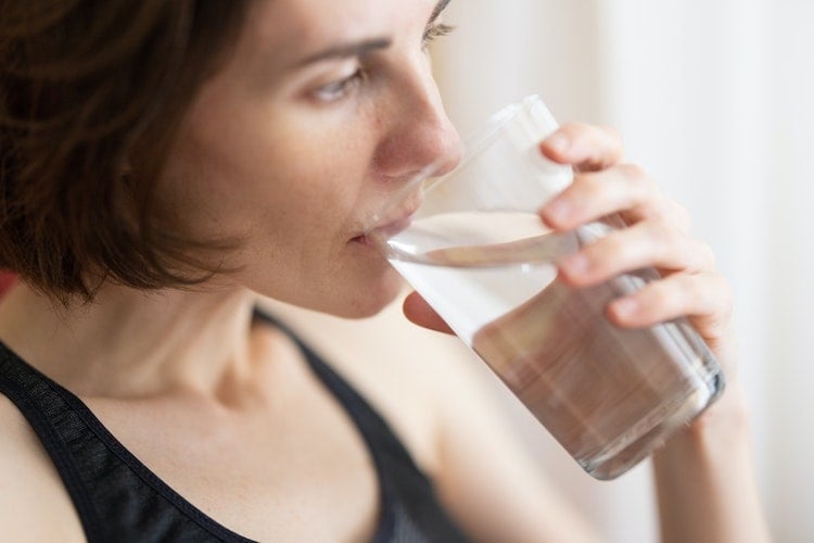 Blasensteine - Frau trinkt Wasser